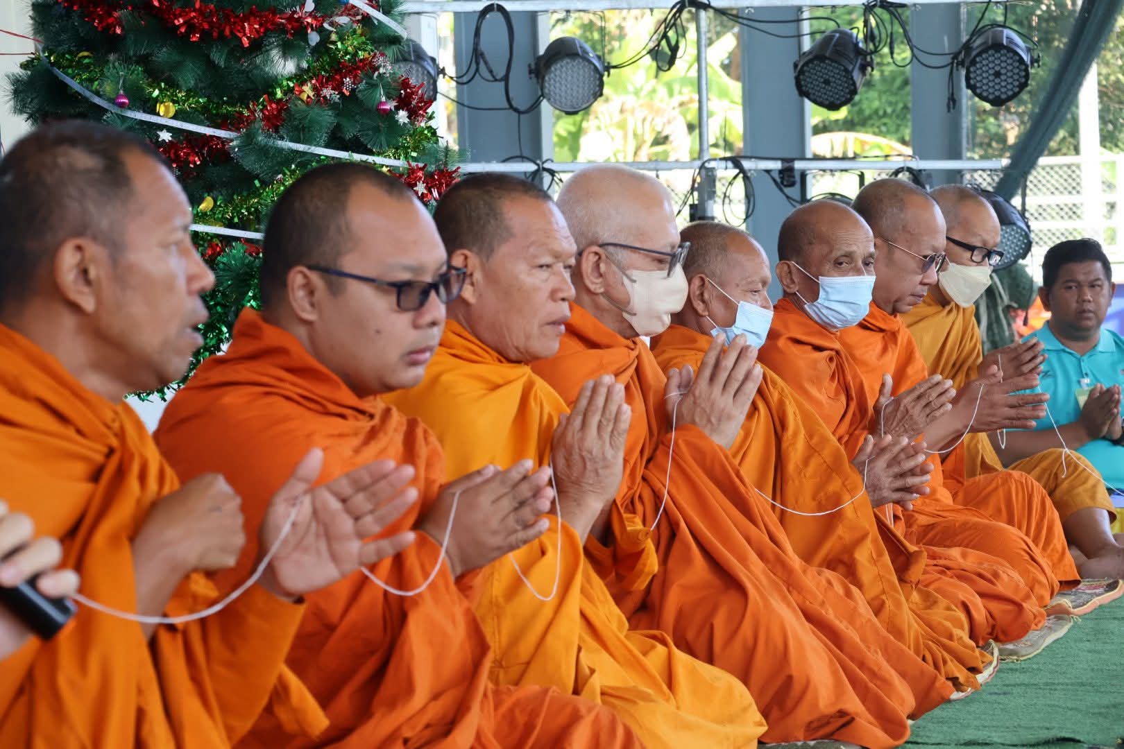 ตักบาตรทำบุญต้อนรับปีใหม่ 2569